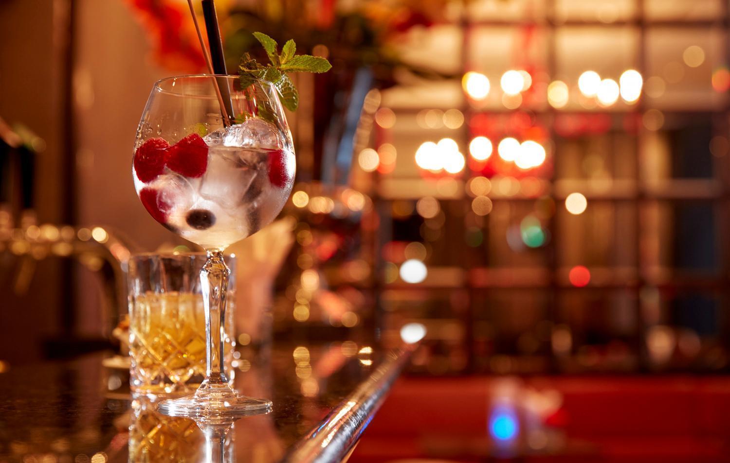 Hotel Schweizerhof Zuerich Экстерьер фото A gin and tonic