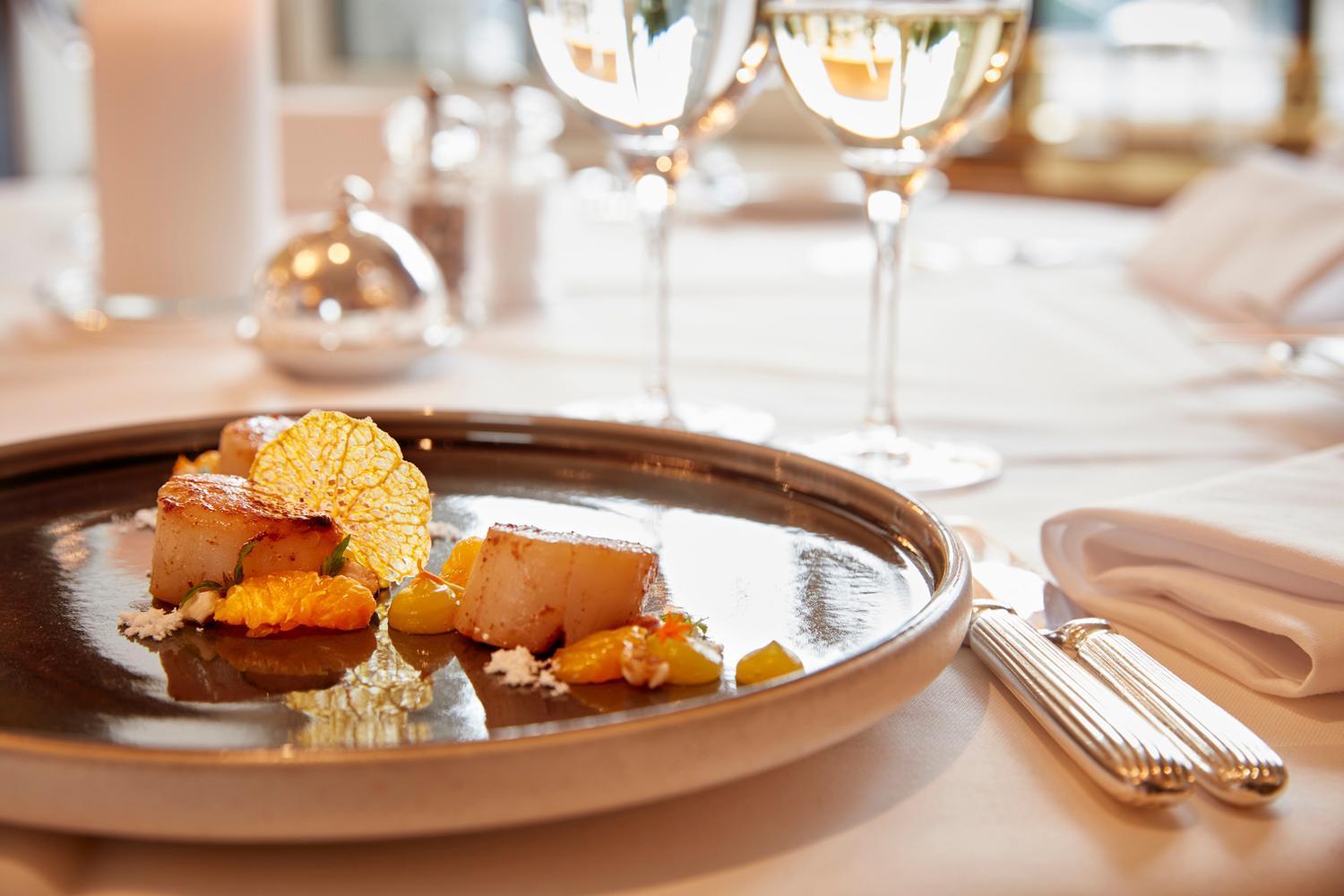 Hotel Schweizerhof Zuerich Экстерьер фото A meal at the restaurant