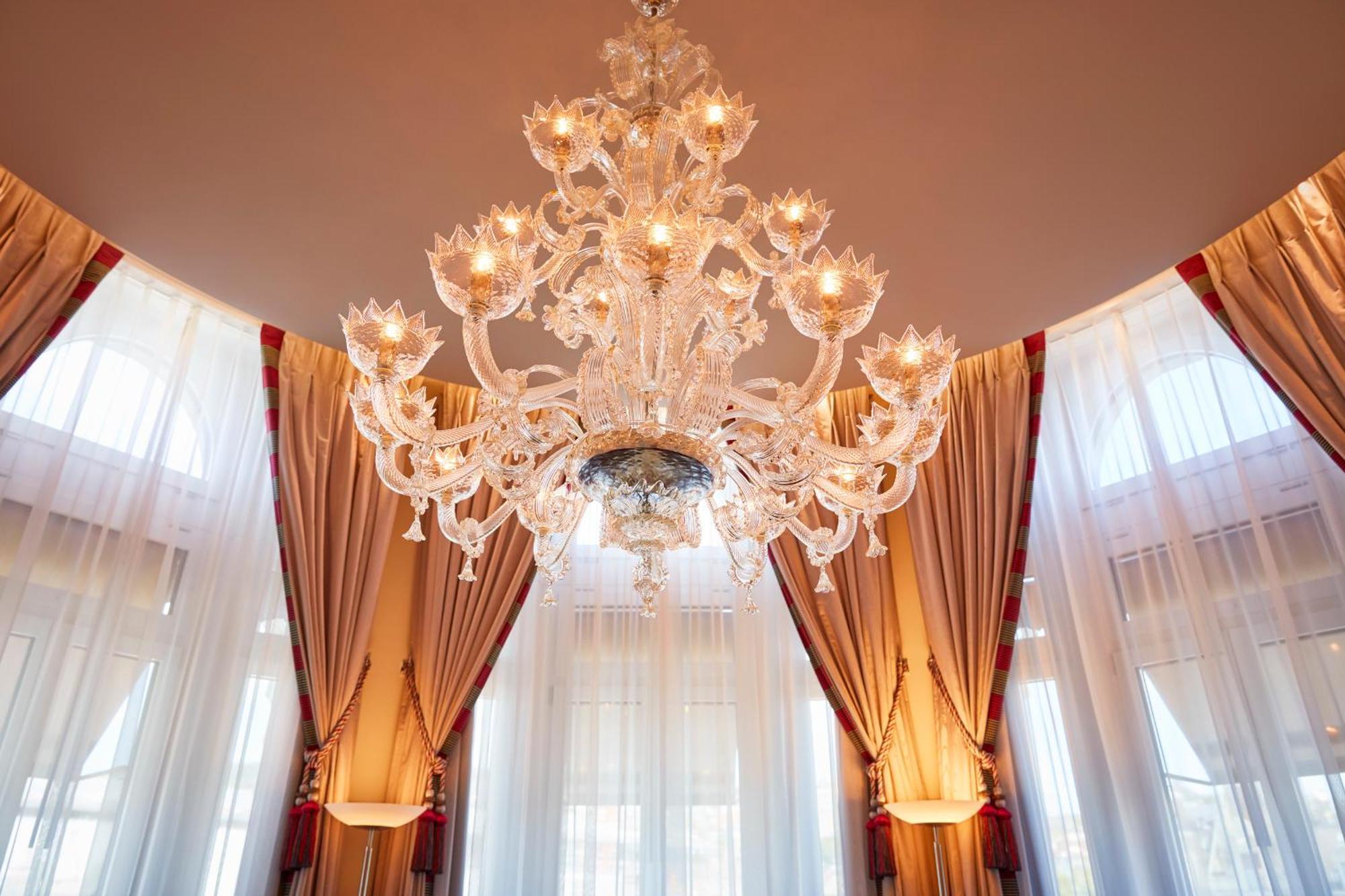 Hotel Schweizerhof Zuerich Номер фото The chandelier in the ballroom