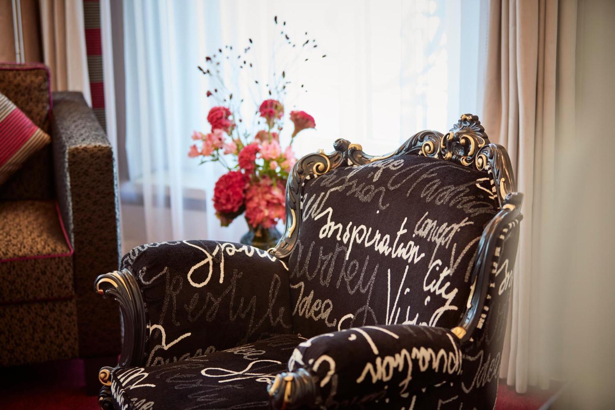 Hotel Schweizerhof Zuerich Экстерьер фото A chair designed by the artist
