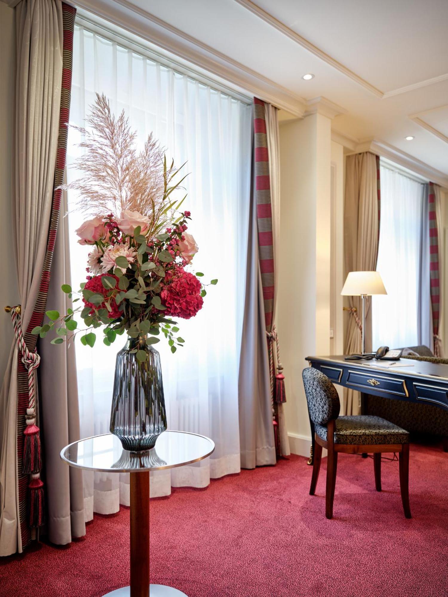 Hotel Schweizerhof Zuerich Экстерьер фото A suite at the Hotel de Crillon