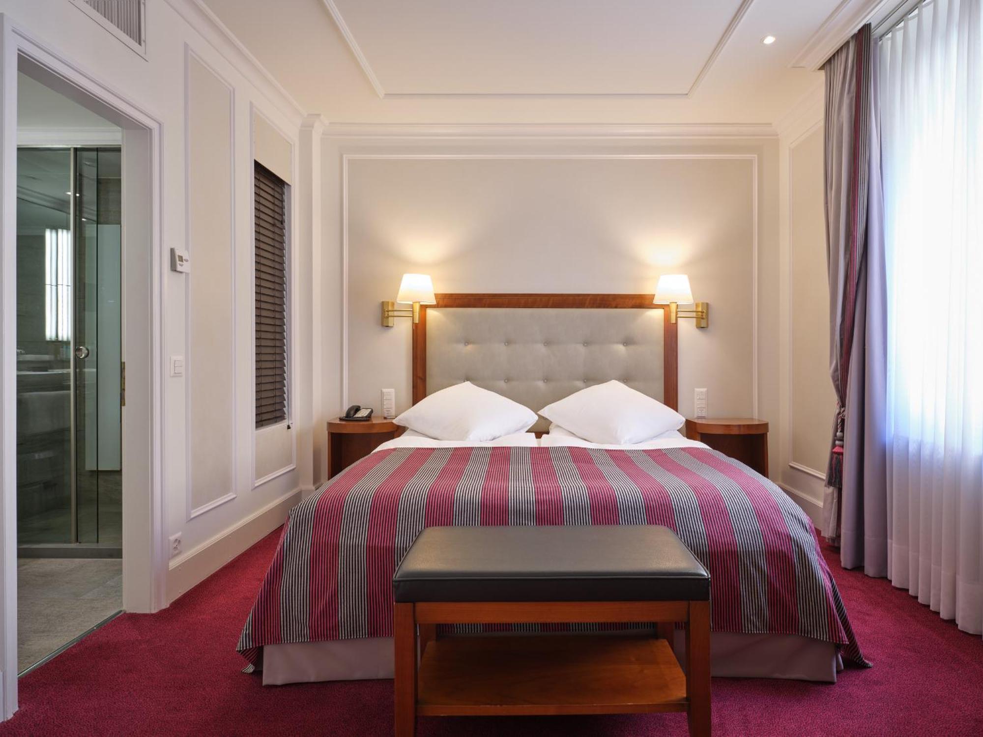 Hotel Schweizerhof Zuerich Экстерьер фото A room at the Hotel de Crillon