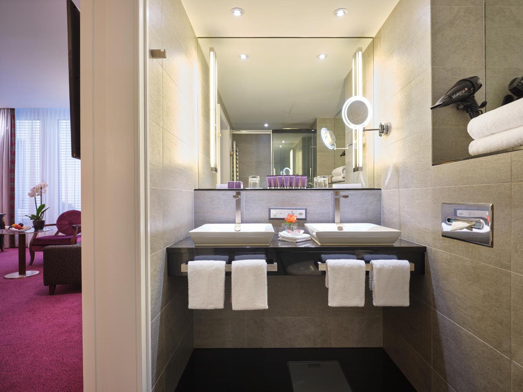 Hotel Schweizerhof Zuerich Экстерьер фото Bathroom