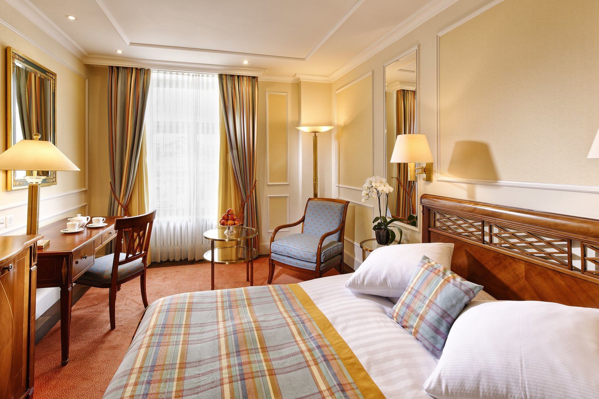 Hotel Schweizerhof Zuerich Экстерьер фото A room at the Hotel de Crillon