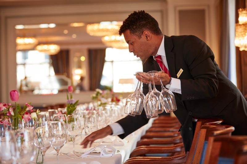 Hotel Schweizerhof Zuerich Экстерьер фото A waiter sets the table at a restaurant