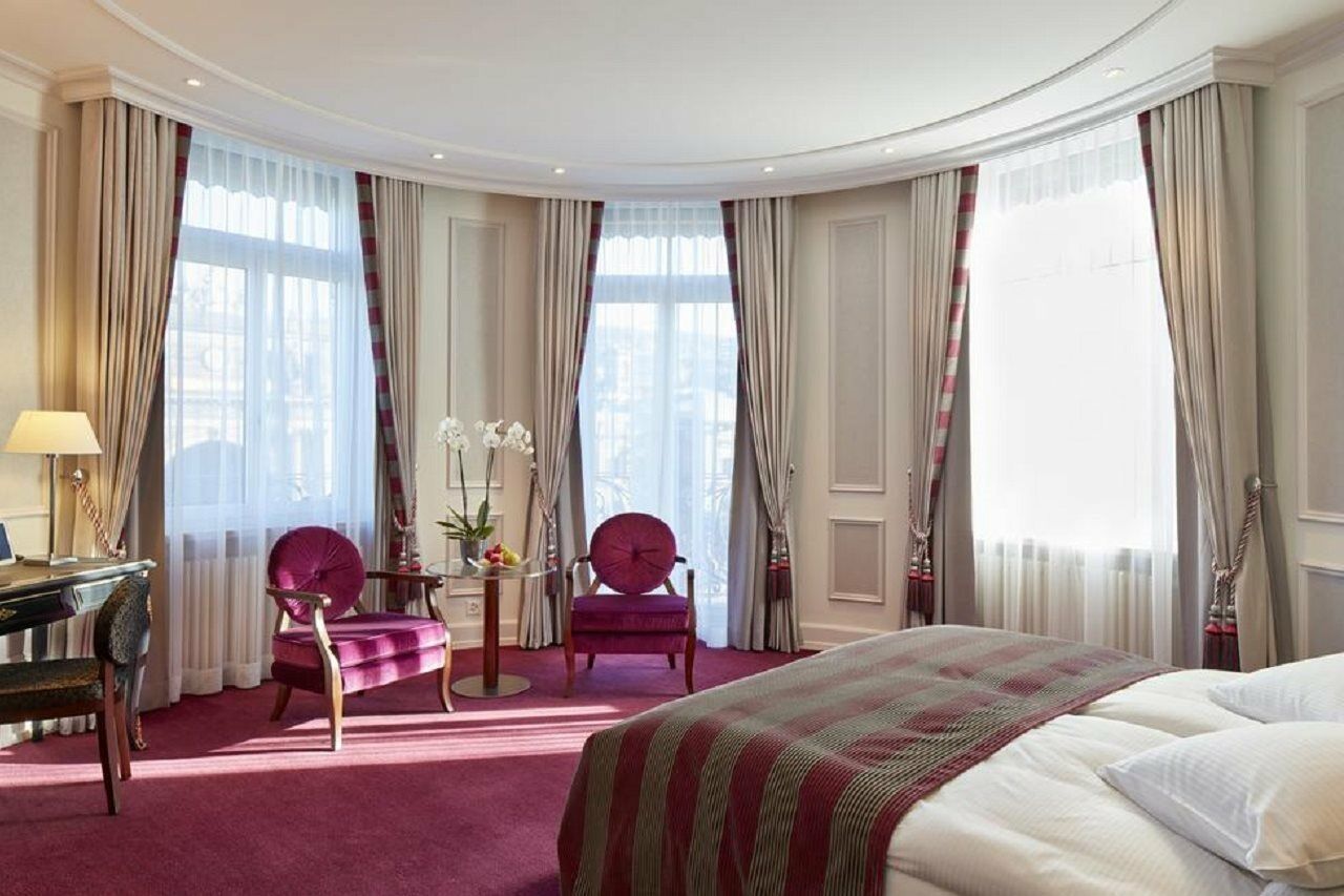 Hotel Schweizerhof Zuerich Экстерьер фото A room at the Hotel de Crillon